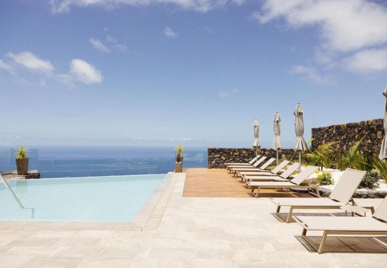 Villa en Santa Cruz de la Palma - Fascinante y Moderna Villa con Piscina Vistas al mar 