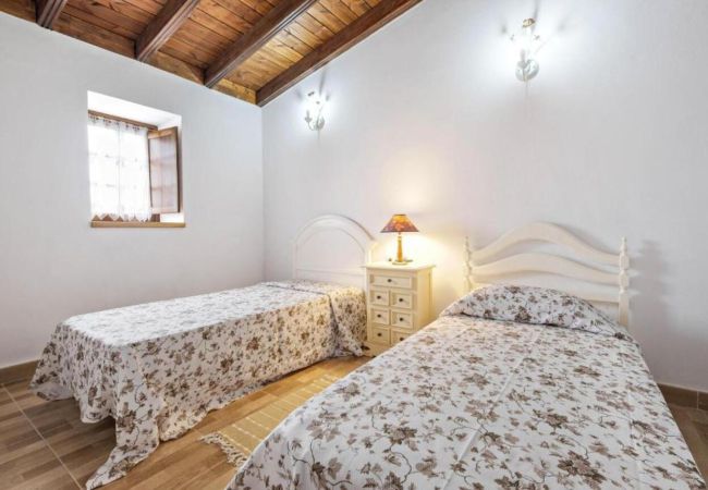 Casa en Garachico - Casa ideal para 4 con billar y hermosas vistas a la montaña  Casa en Garachico - Casa ideal para 4 con billar y hermosas vistas a la montaña