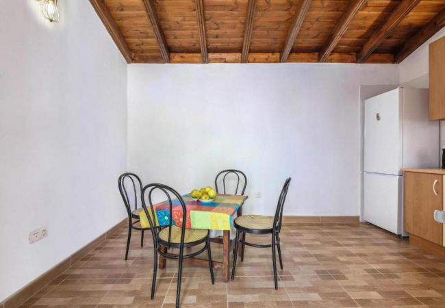 Casa en Garachico - Casa ideal para 4 con billar y hermosas vistas a la montaña  Casa en Garachico - Casa ideal para 4 con billar y hermosas vistas a la montaña