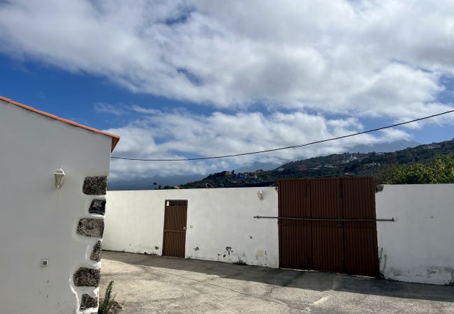 Casa en Garachico - Casa ideal para 4 con billar y hermosas vistas a la montaña  Casa en Garachico - Casa ideal para 4 con billar y hermosas vistas a la montaña