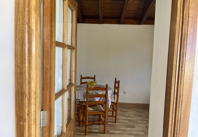 Casa en Garachico - Casa ideal para 4 con billar y hermosas vistas a la montaña  Casa en Garachico - Casa ideal para 4 con billar y hermosas vistas a la montaña