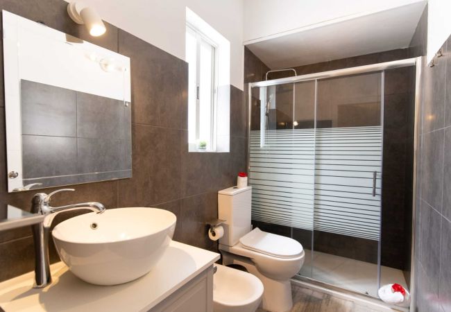 Apartahotel en Santa Cruz de Tenerife - Tu Estancia Única en apartamento para 6: Música y Piscina te Esperan Apartahotel en Santa Cruz de Tenerife - Tu Estancia Única en apartamento para 6: Música y Piscina te Esperan