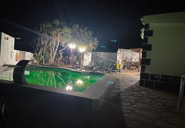 Apartahotel en Santa Cruz de Tenerife - Apartamento Confortable para 4: Arte y Piscina para Disfrutar Apartahotel en Santa Cruz de Tenerife - Apartamento Confortable para 4: Arte y Piscina para Disfrutar