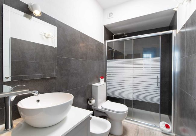 Apartahotel en Santa Cruz de Tenerife - Apartamento Confortable para 4: Arte y Piscina para Disfrutar Apartahotel en Santa Cruz de Tenerife - Apartamento Confortable para 4: Arte y Piscina para Disfrutar