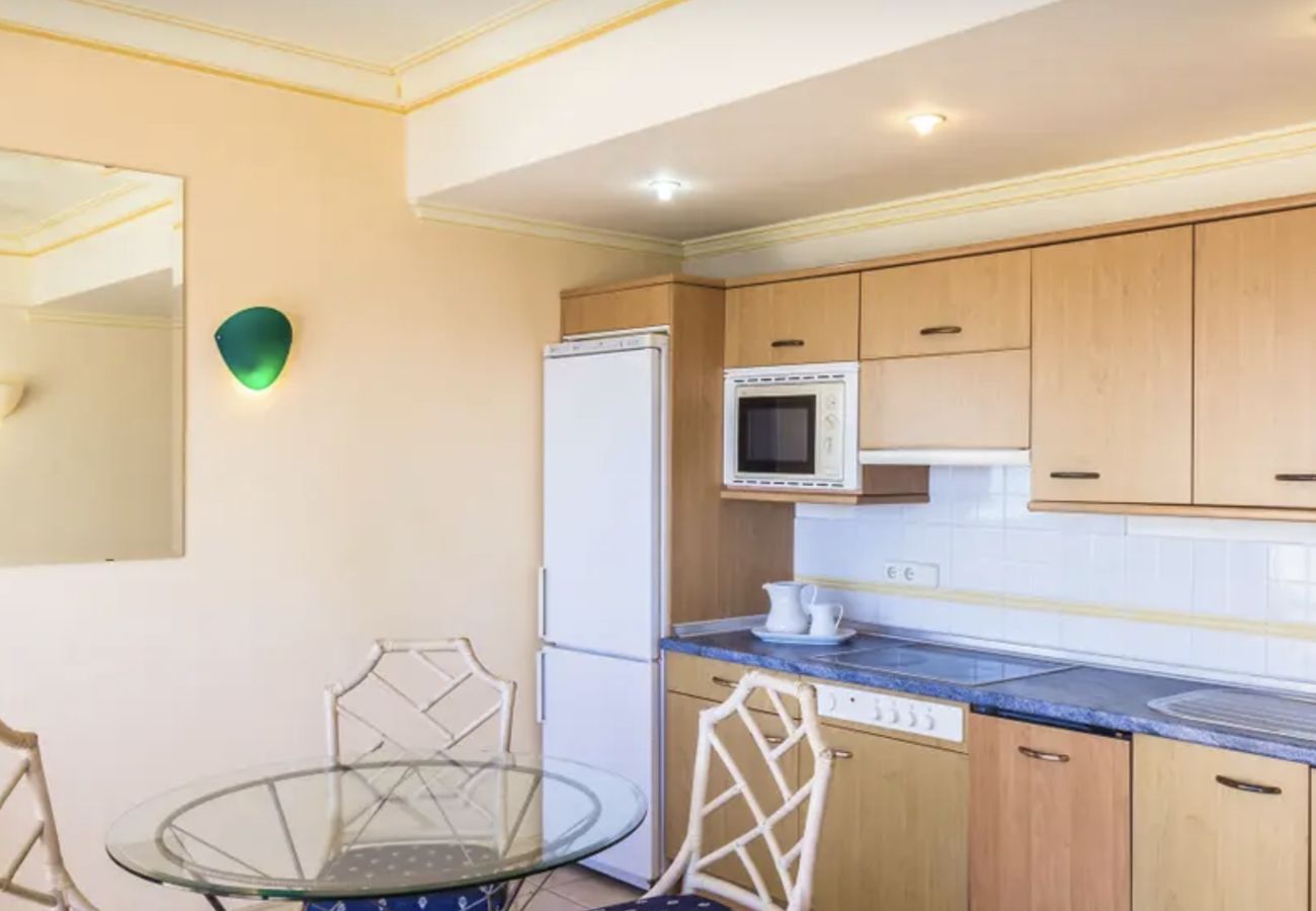 Apartahotel en Bahia Feliz - Apartamento superior con balcón amplio y sala de estar – Bahía Feliz
