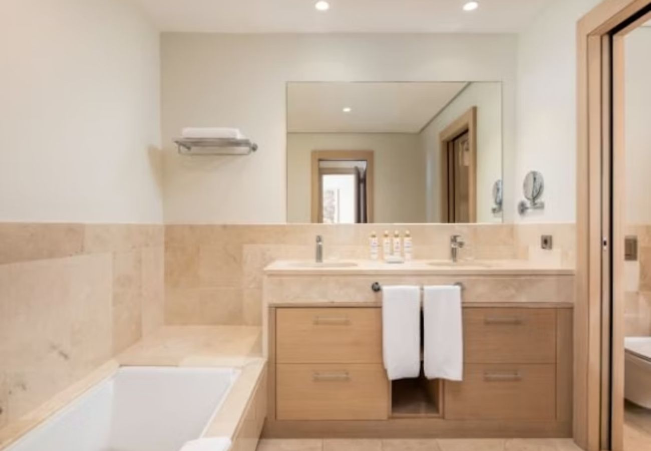 Apartahotel en Guía de Isora - Suite Superior con Terraza, Vista Parcial al Mar y Cocina Premium – Tenerife Sur