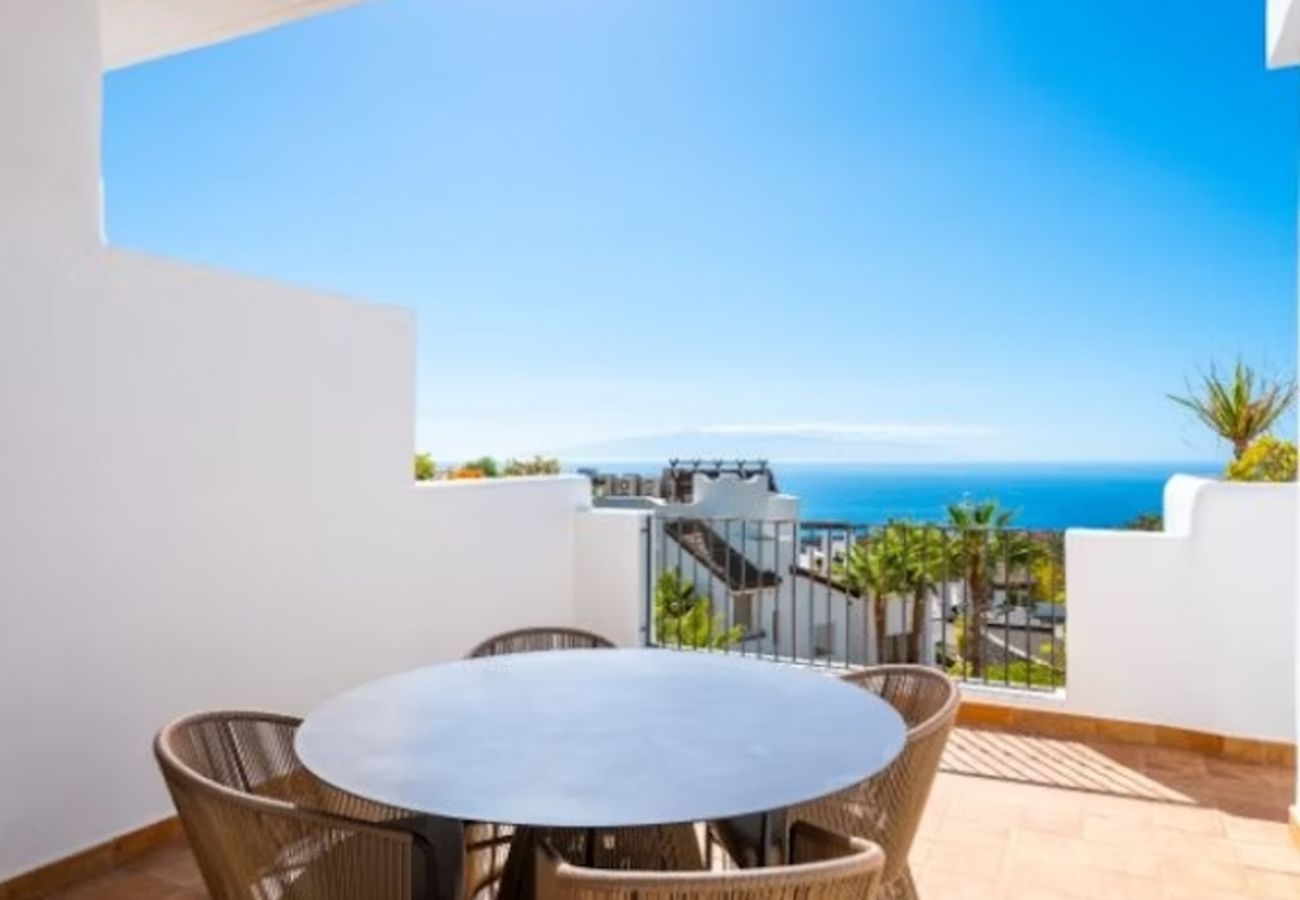 Apartahotel en Guía de Isora - Suite Superior con Terraza, Vista Parcial al Mar y Cocina Premium – Tenerife Sur