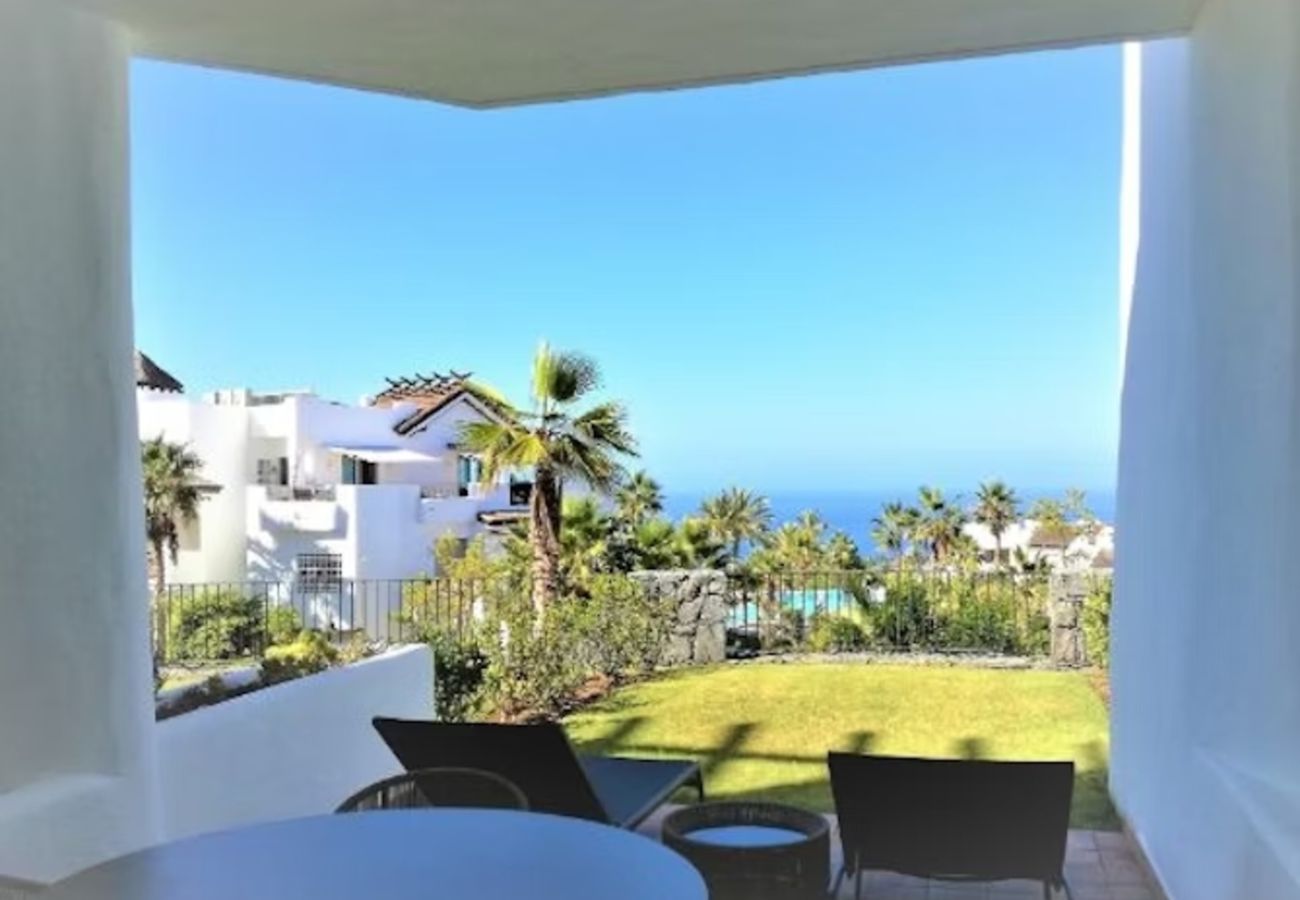 Apartahotel en Guía de Isora - Suite Superior con Terraza, Vista Parcial al Mar y Cocina Premium – Tenerife Sur