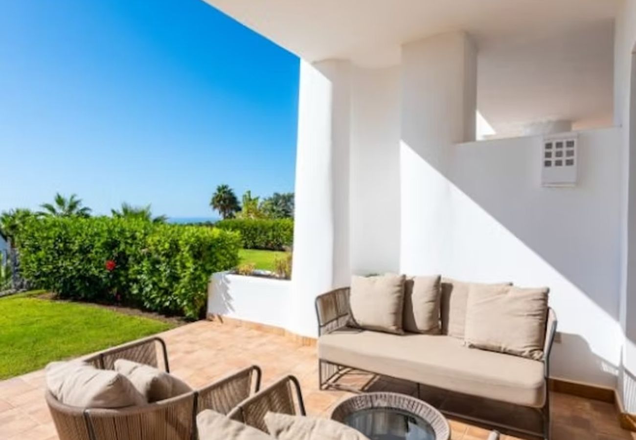 Apartahotel en Guía de Isora - Suite Superior con Terraza, Vista Parcial al Mar y Cocina Premium – Tenerife Sur