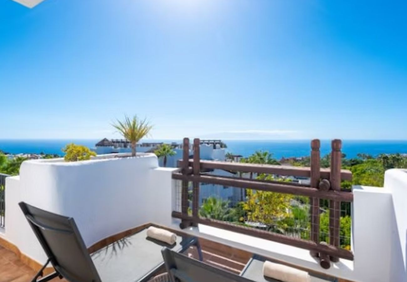 Apartahotel en Guía de Isora - Suite Superior con Terraza, Vista Parcial al Mar y Cocina Premium – Tenerife Sur