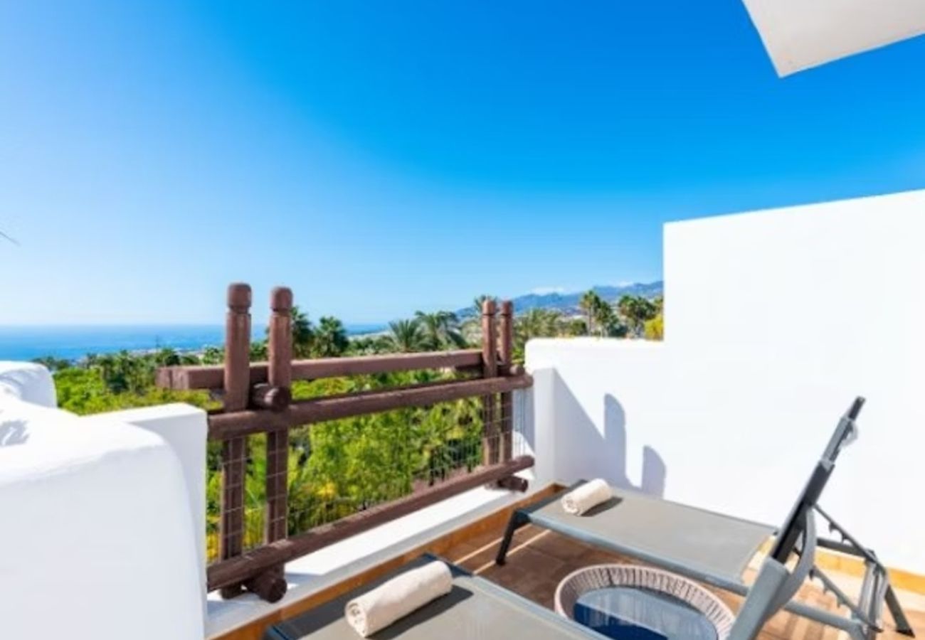 Apartahotel en Guía de Isora - Suite Superior con Terraza, Vista Parcial al Mar y Cocina Premium – Tenerife Sur