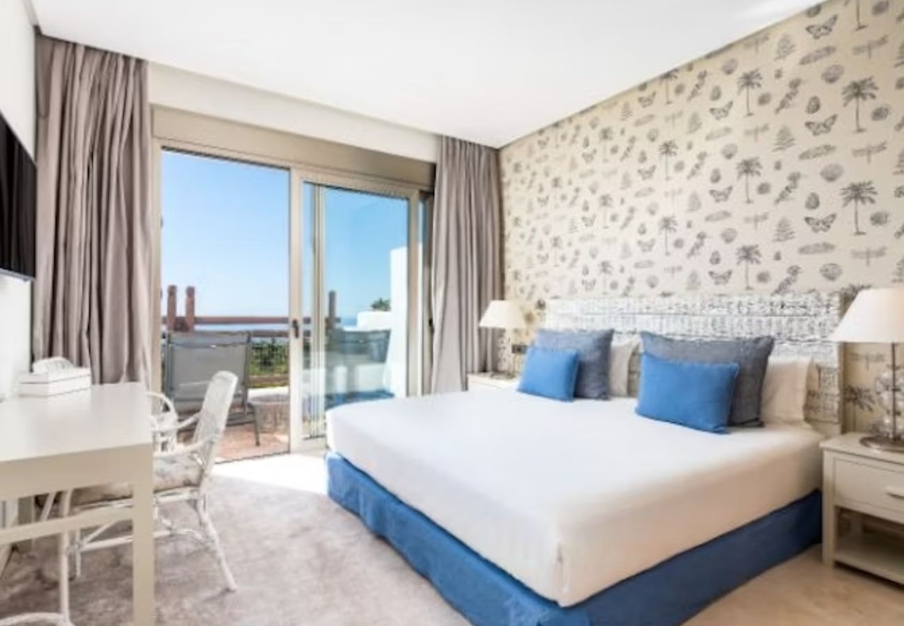 Apartahotel en Guía de Isora - Suite Superior con Terraza, Vista Parcial al Mar y Cocina Premium – Tenerife Sur