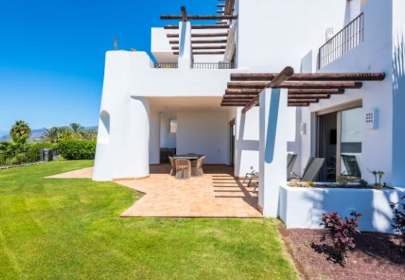 Apartahotel en Guía de Isora - Suite de 2 dormitorios con vistas al mar, terraza y cocina completa