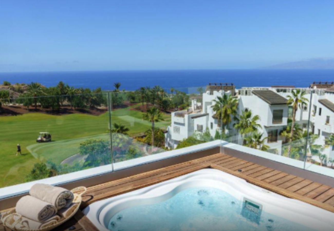 Apartahotel en Guía de Isora - Suite de 3 Dormitorios con Jacuzzi Privado y Vistas al Mar