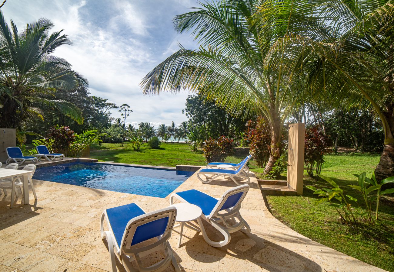 Apartahotel en Bocas del Toro - Villa de Lujo Frente al Mar con Piscina Privada y Acceso Directo a la Playa en Bocas del Toro