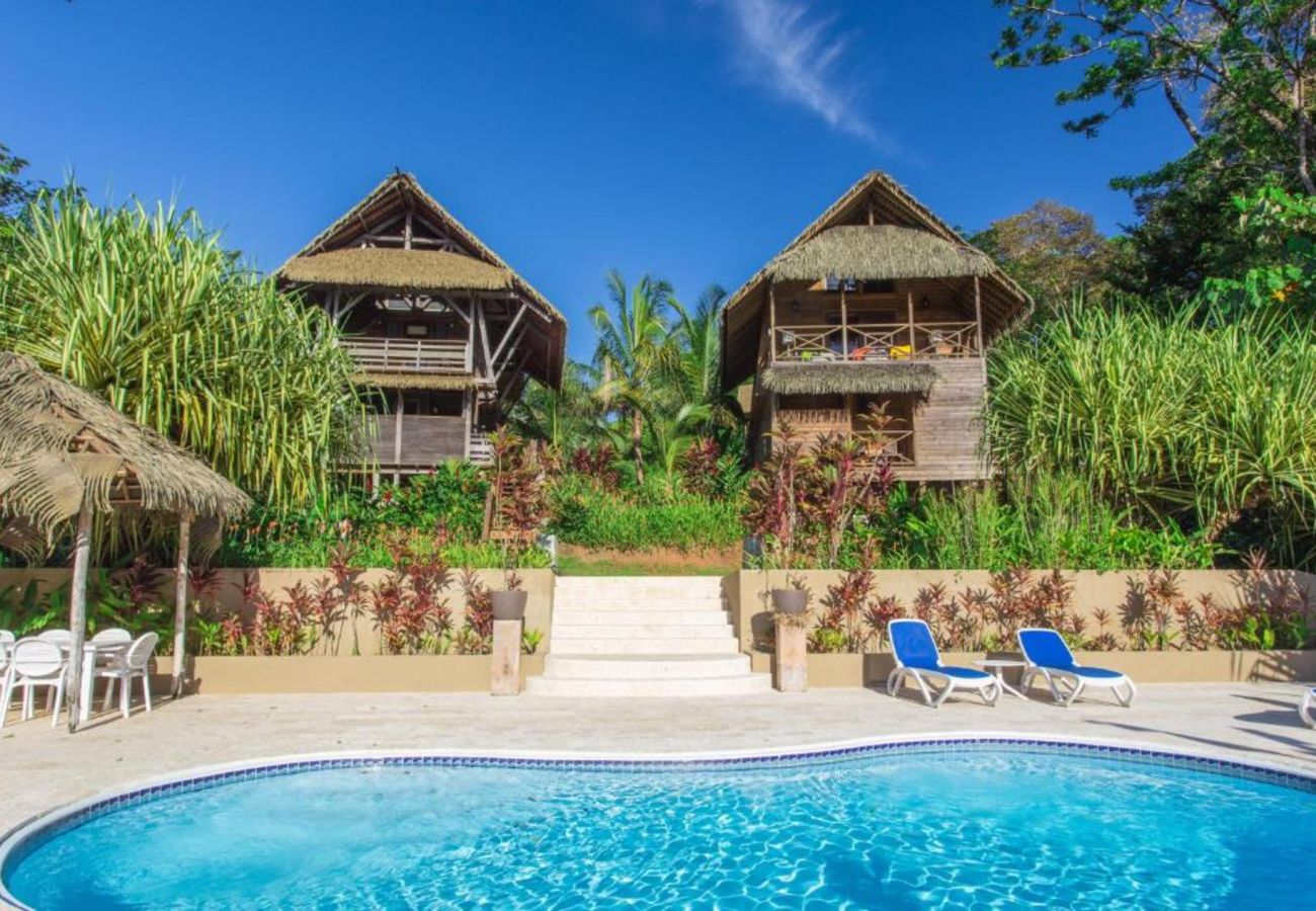 Apartahotel en Bocas del Toro - Bungalow de Estilo Balinés con 2 Dormitorios, Piscina y Vistas al Mar en la Selva de Bocas del Toro