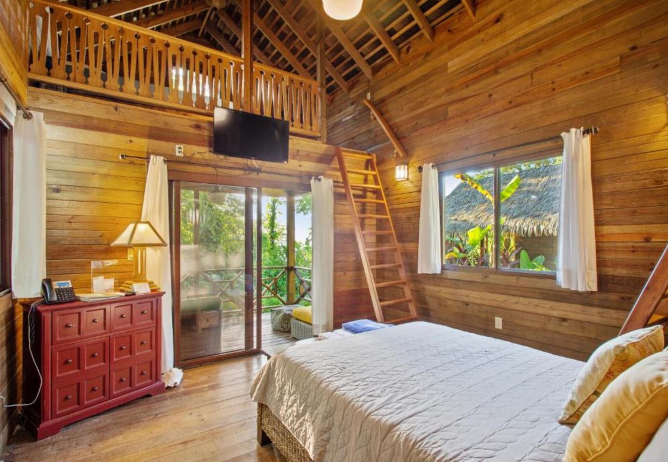 Apartahotel en Bocas del Toro - Bungalow Balinés de 1 Dormitorio con Vistas al Mar y Piscina Compartida en la Selva de Bocas del Toro