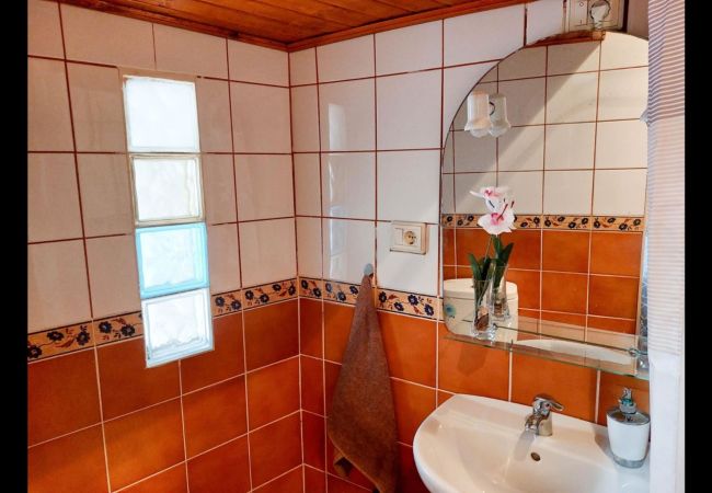 Cottage in Hermigua -  Rural house with beautiful views of the sea and the mountains, BBQ Cottage in Hermigua -  Rural house with beautiful views of the sea and the mountains, BBQ