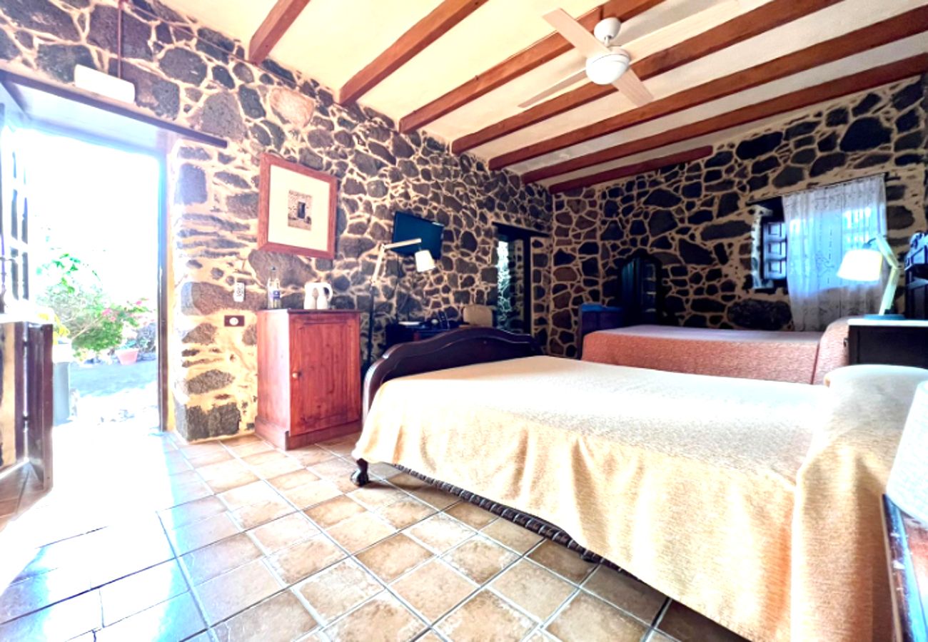 Rent by room in Villaverde - Cozy Accommodation with Pool and Breakfast WIFI