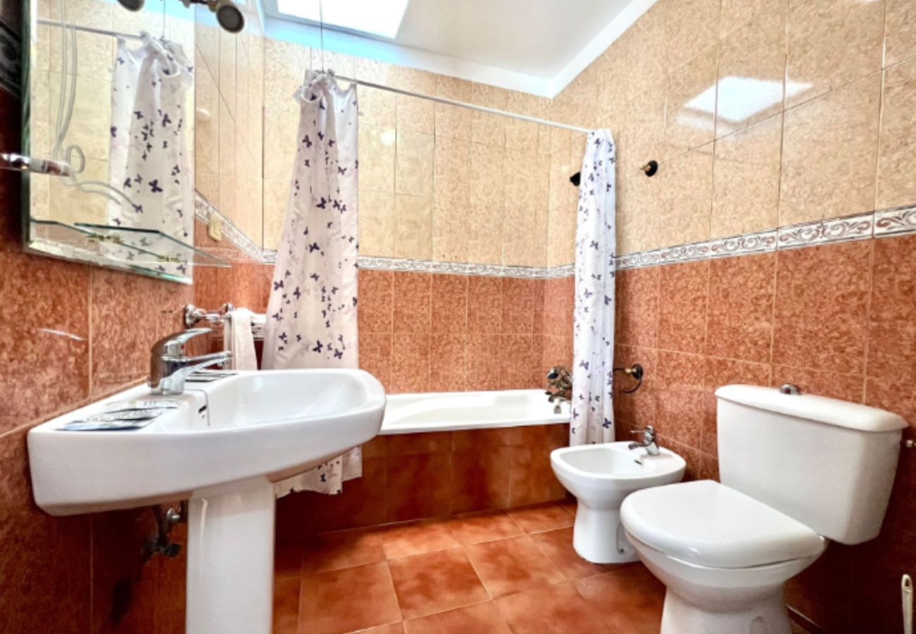 House in Timijiraque -  Cozy 2 bedroom house with beautiful sea views