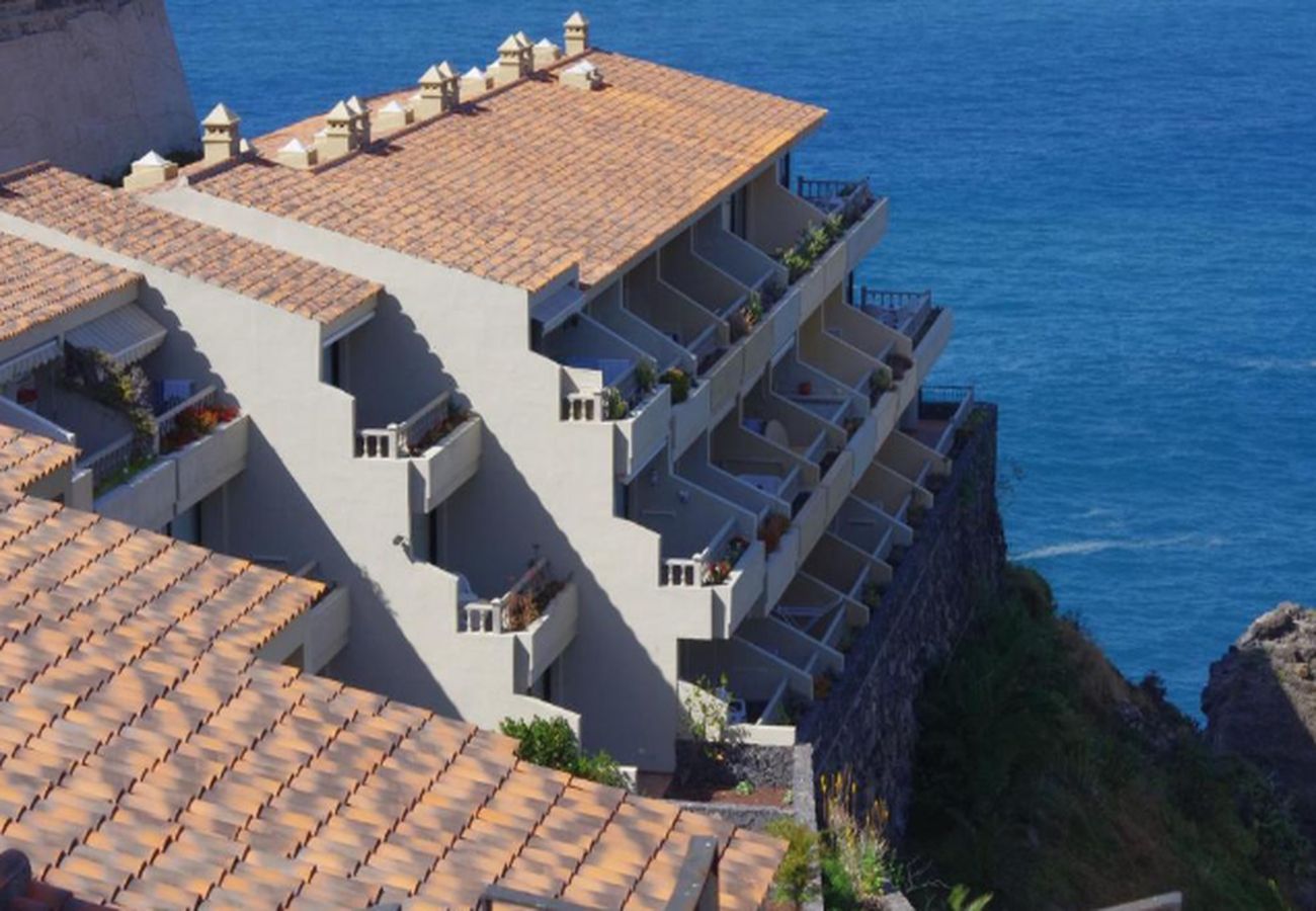 Apartment in Los Realejos - Beautiful with Pool and Sea Views on Cliff