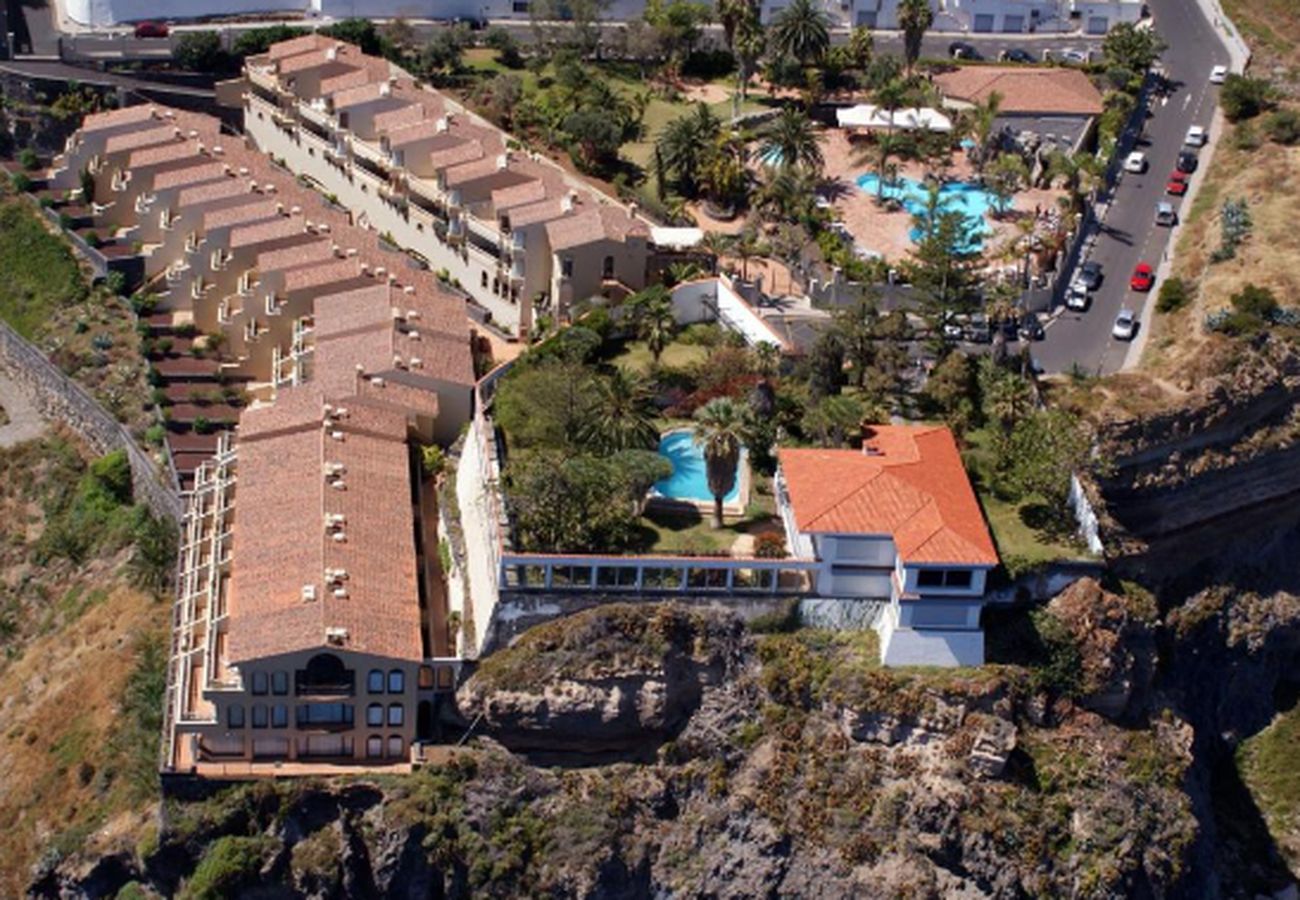 Apartment in Los Realejos - Beautiful with Pool and Sea Views on Cliff