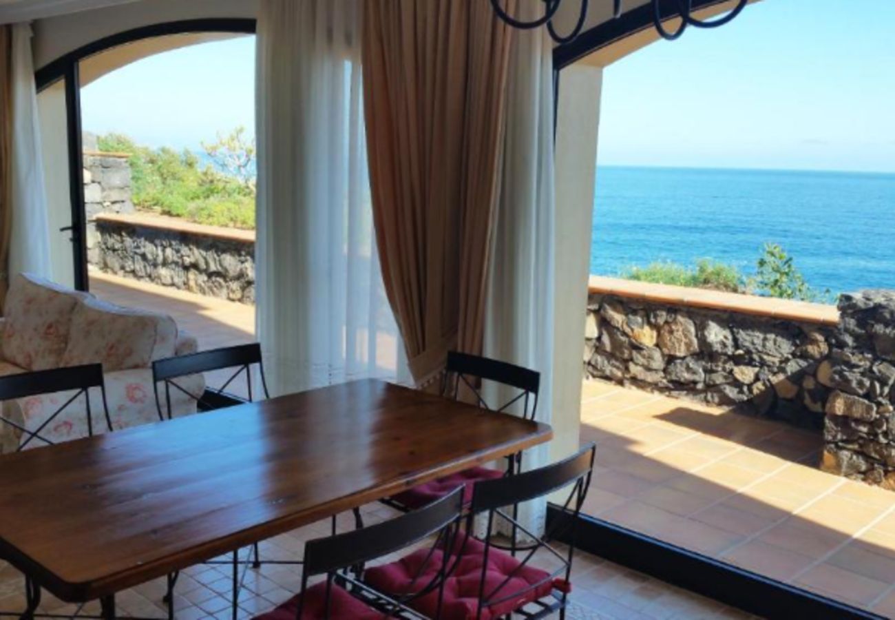 Apartment in Los Realejos - Beautiful cliff-top suite with fabulous sea views, terrace and pool
