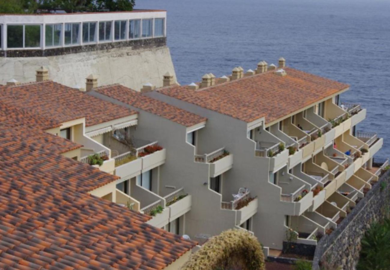 Apartment in Los Realejos - Beautiful cliff-top suite with fabulous sea views, terrace and pool