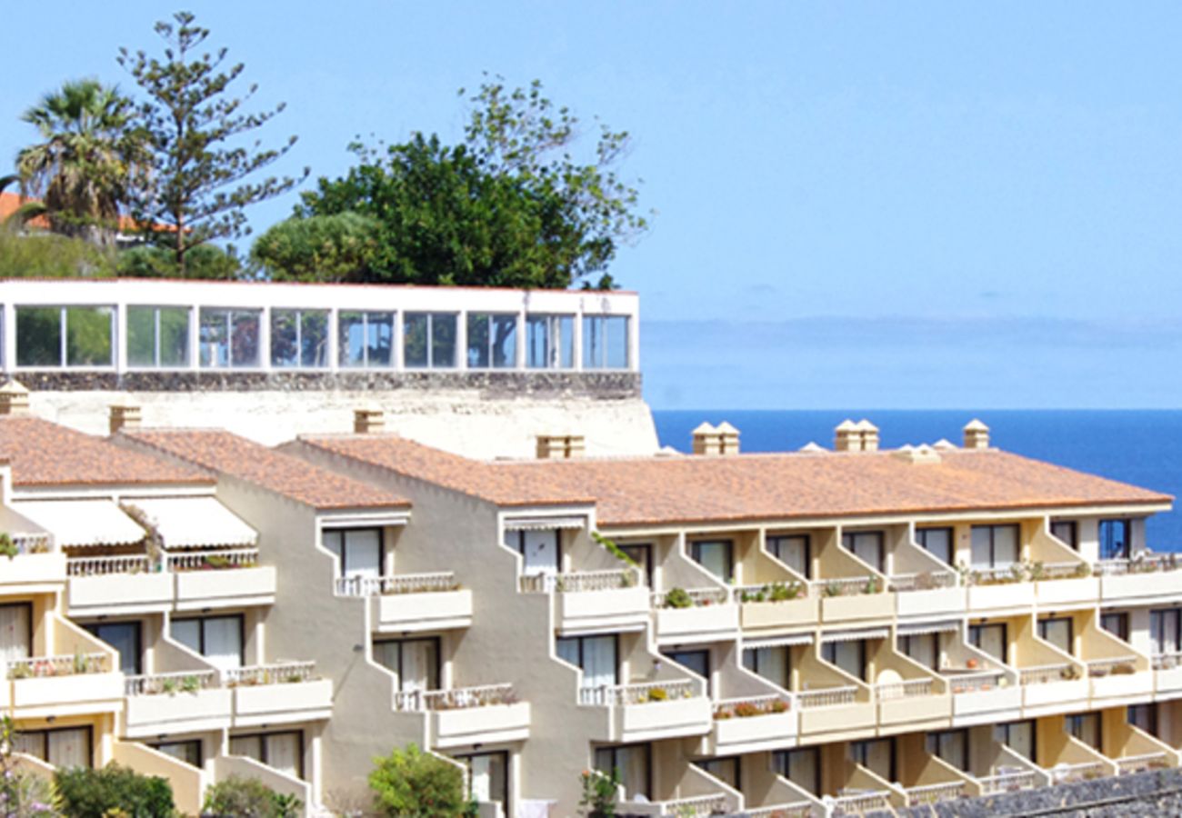 Apartment in Los Realejos - Beautiful cliff-top suite with fabulous sea views, terrace and pool