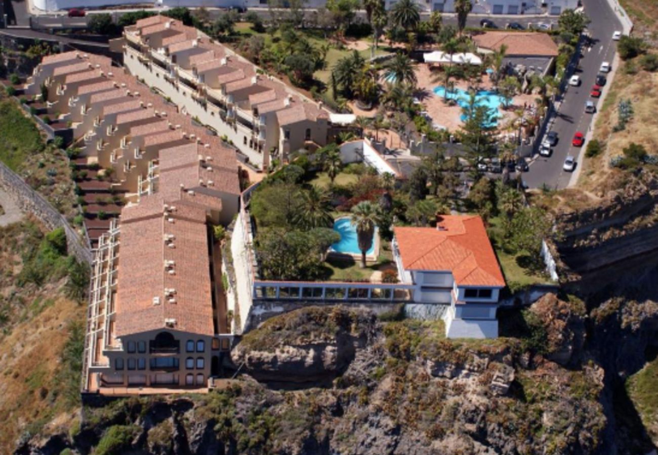 Apartment in Los Realejos - Beautiful cliff-top suite with fabulous sea views, terrace and pool