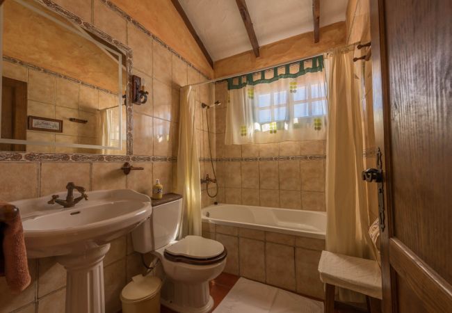 Cottage in Isora - Sea Views and BBQ in this Cozy Rural House Cottage in Isora - Sea Views and BBQ in this Cozy Rural House