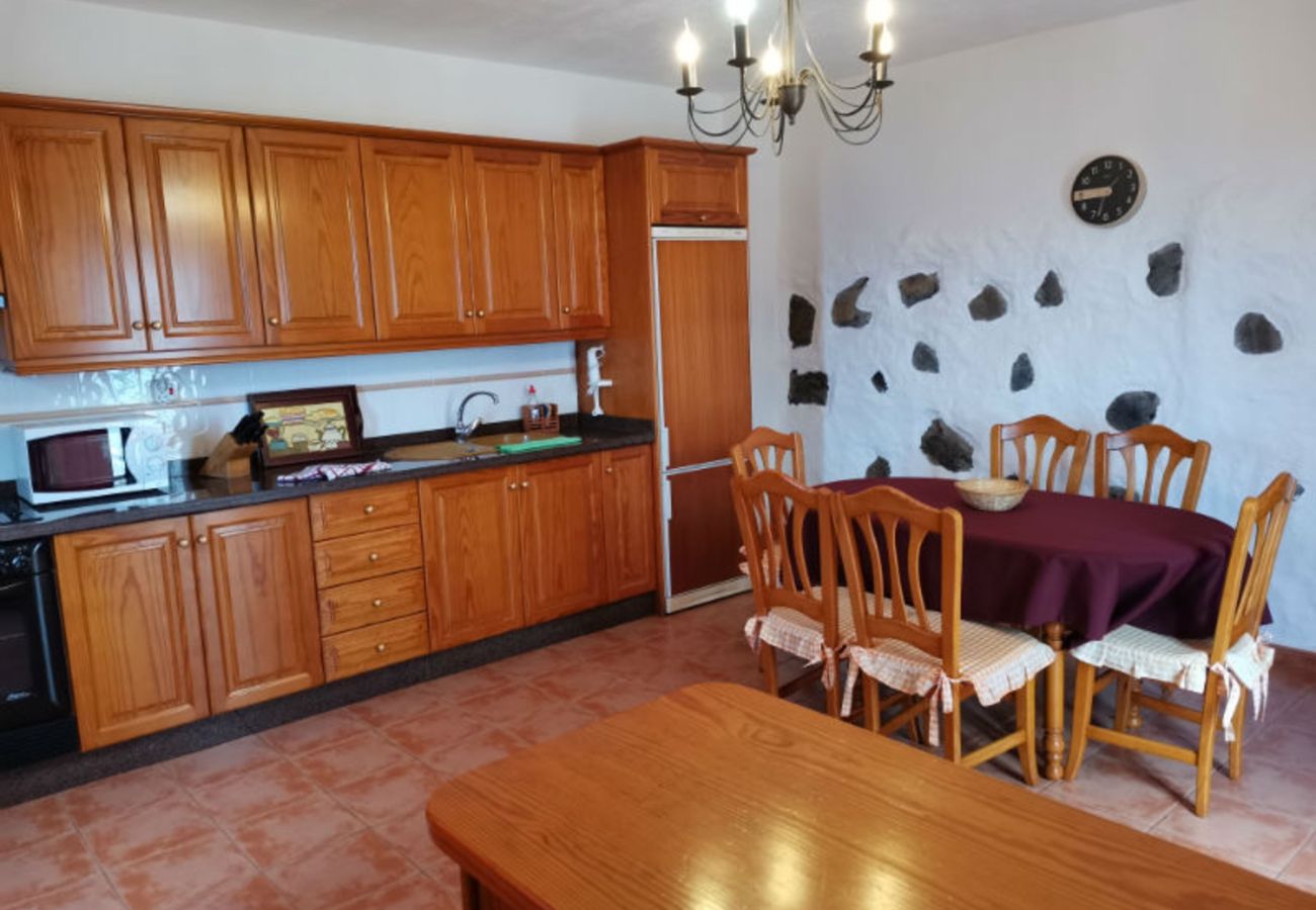 Cottage in Frontera - Modern country house in the village of Los Llanillos with beautiful views