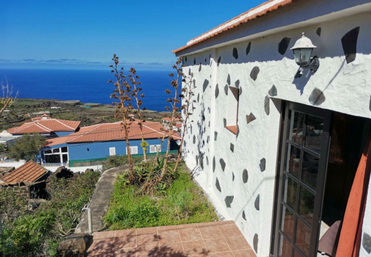 Cottage in Frontera - Modern country house in the village of Los Llanillos with beautiful views