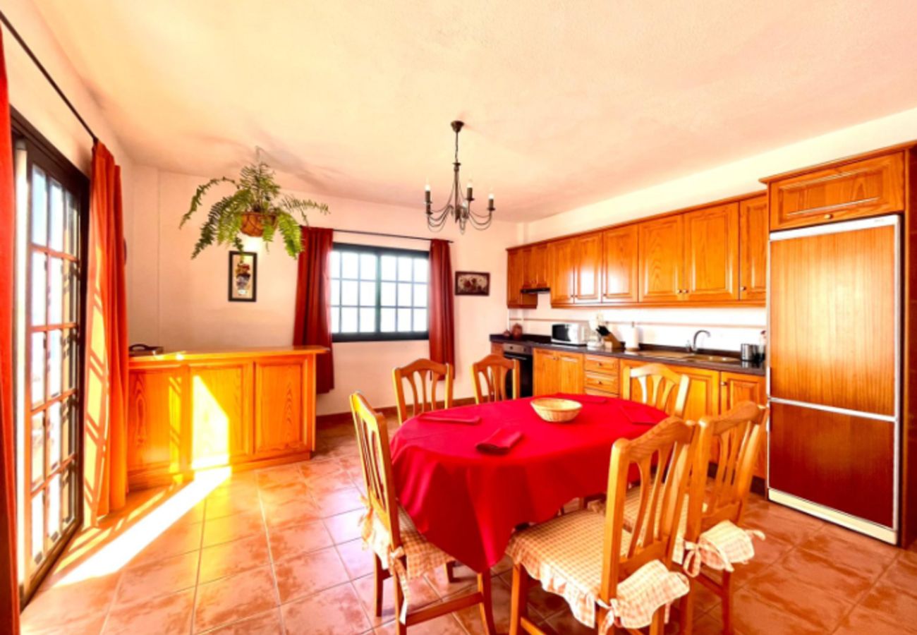 Cottage in Frontera - Modern country house in the village of Los Llanillos with beautiful views