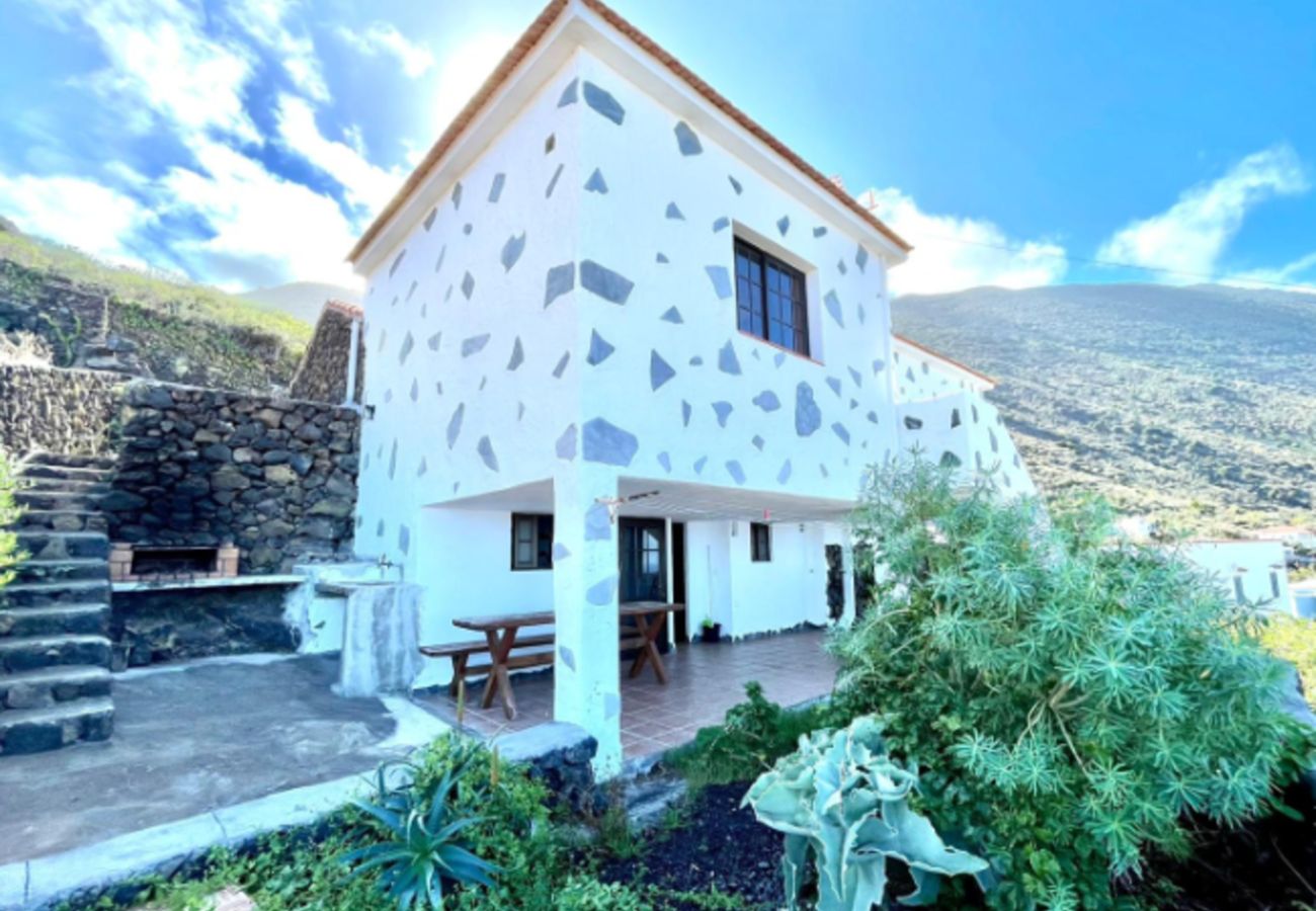 Cottage in Frontera - Modern country house in the village of Los Llanillos with beautiful views