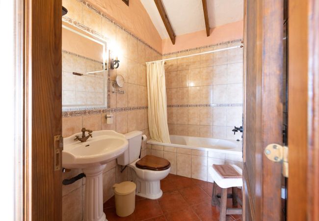 Cottage in Isora -  Cozy Rural House with Beautiful Views and BBQ for an Ideal Stay Cottage in Isora -  Cozy Rural House with Beautiful Views and BBQ for an Ideal Stay