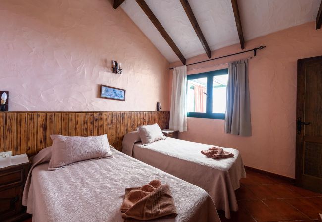 Cottage in Isora -  Cozy Rural House with Beautiful Views and BBQ for an Ideal Stay Cottage in Isora -  Cozy Rural House with Beautiful Views and BBQ for an Ideal Stay