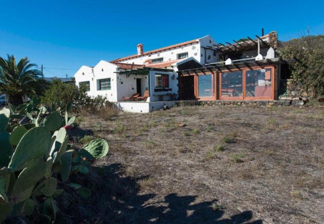 Cottage in Isora -  Cozy Rural House with Beautiful Views and BBQ for an Ideal Stay Cottage in Isora -  Cozy Rural House with Beautiful Views and BBQ for an Ideal Stay