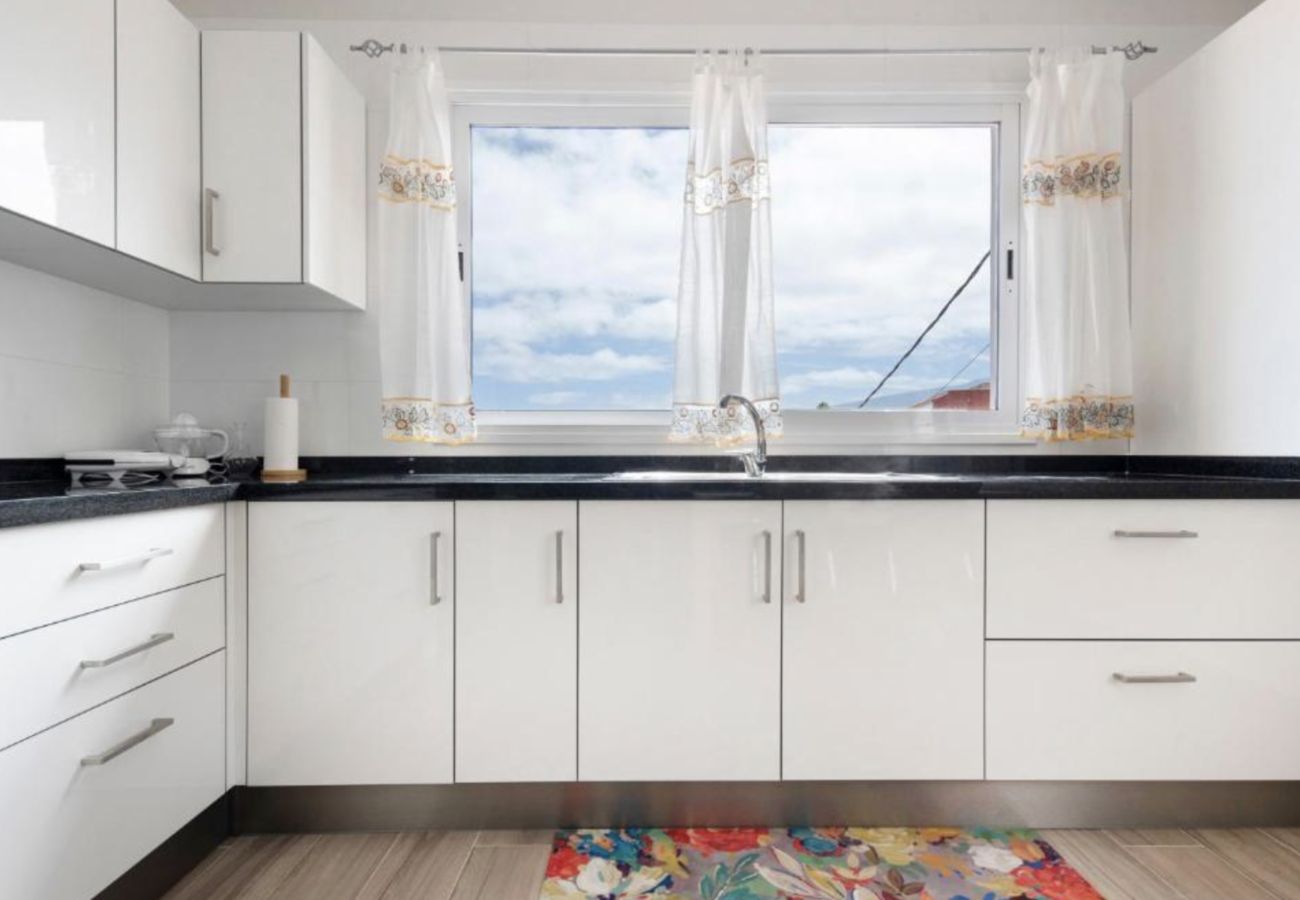 Cottage in Garachico - Modern House with beautiful Views of Teide for up to 4 people