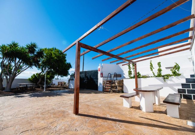 Aparthotel in Santa Cruz de Tenerife - Comfortable Apartment for 4: Art and Pool to Enjoy Aparthotel in Santa Cruz de Tenerife - Comfortable Apartment for 4: Art and Pool to Enjoy