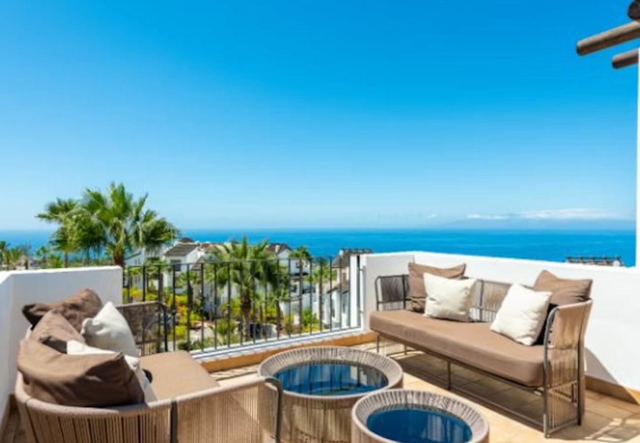 Aparthotel in Guía de Isora - 2-Bedroom Suite with Ocean View, Terrace & Full Kitchen