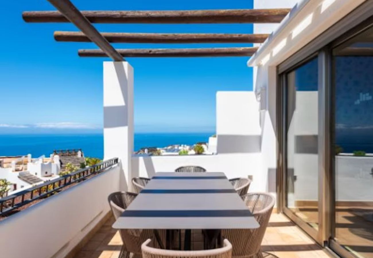 Aparthotel in Guía de Isora - 2-Bedroom Suite with Ocean View, Terrace & Full Kitchen