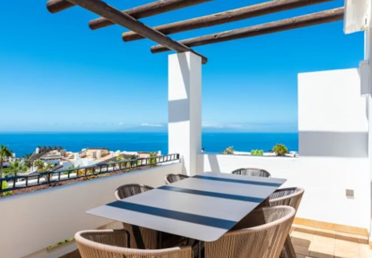 Aparthotel in Guía de Isora - 2-Bedroom Suite with Ocean View, Terrace & Full Kitchen