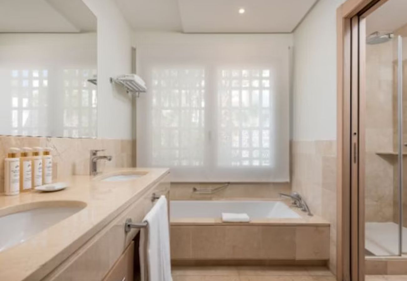 Aparthotel in Guía de Isora - 2-Bedroom Suite with Terrace & Partial Ocean View – South Tenerife