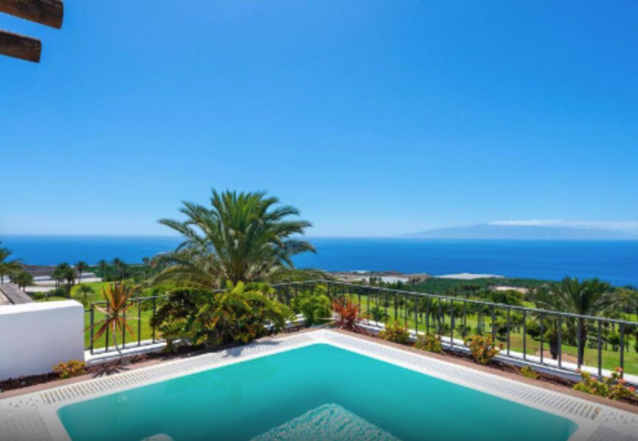 Aparthotel in Guía de Isora - 3-Bedroom Suite with Private Jacuzzi and Sea View