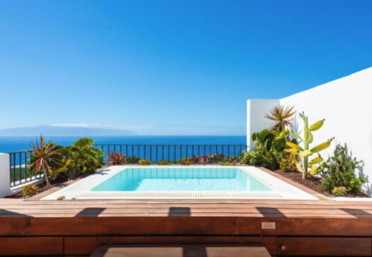 Aparthotel in Guía de Isora - 3-Bedroom Suite with Private Jacuzzi and Sea View