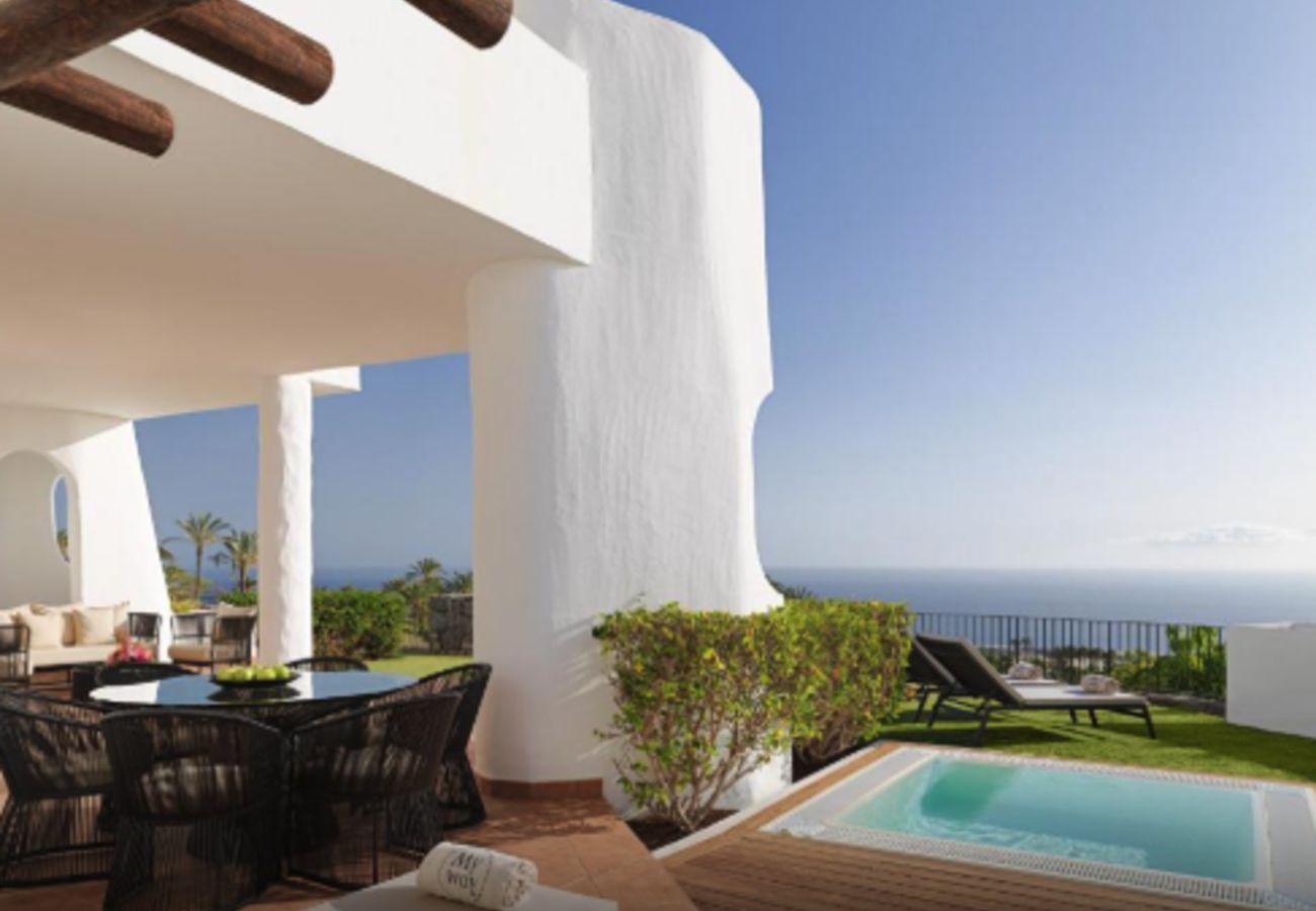 Aparthotel in Guía de Isora - 3-Bedroom Suite with Private Jacuzzi and Sea View