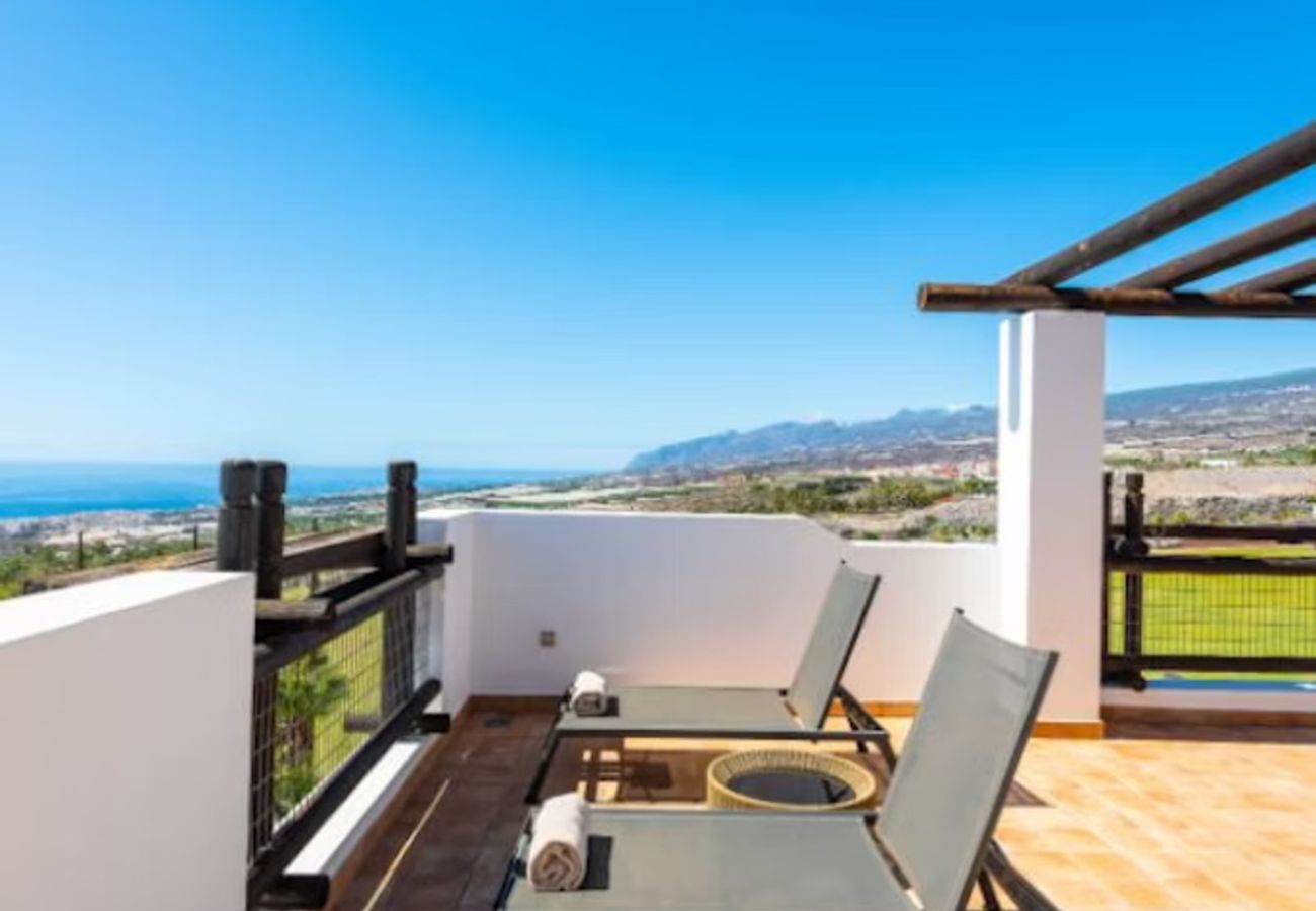 Aparthotel in Guía de Isora - 3-Bedroom Suite with Private Jacuzzi and Sea View
