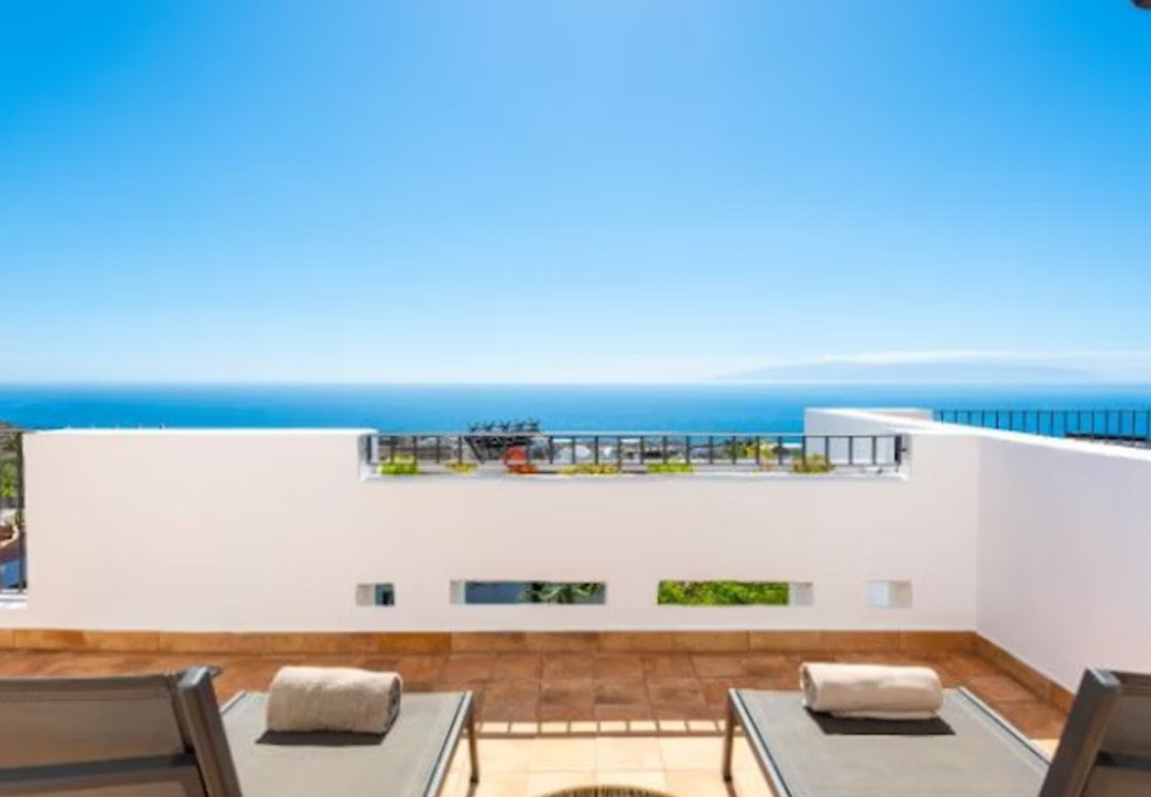 Aparthotel in Guía de Isora - 3-Bedroom Suite with Private Jacuzzi and Sea View