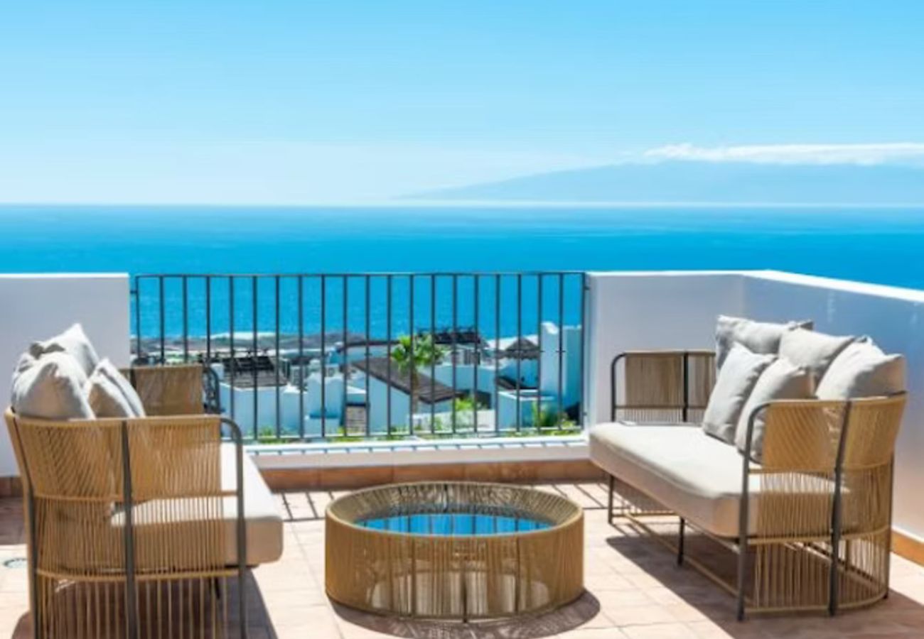 Aparthotel in Guía de Isora - 3-Bedroom Suite with Private Jacuzzi and Sea View